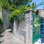 Guesthost - Charming 3-story Lakefront * ليرنا