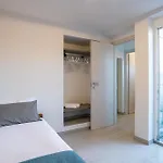 Guesthost - Charming 3-story Lakefront ليرنا