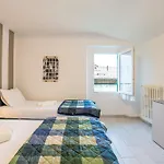 شقة Guesthost - Charming 3-story Lakefront ليرنا