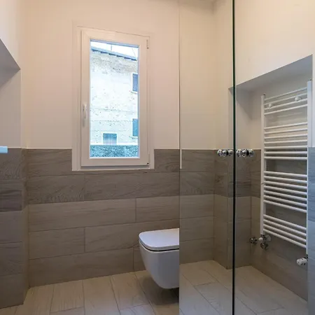 Guesthost - Charming 3-story Lakefront Daire *