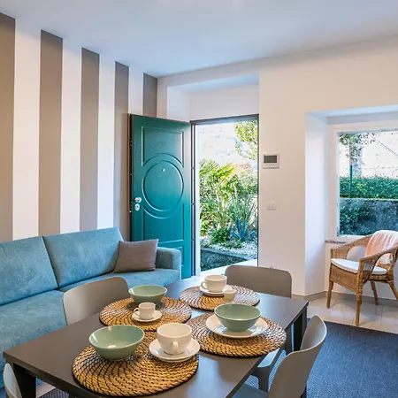 Guesthost - Charming 3-story Lakefront * ليرنا