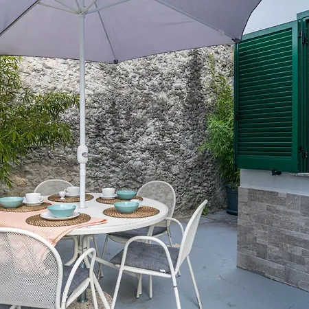 شقة Guesthost - Charming 3-story Lakefront ليرنا
