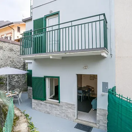 Guesthost - Charming 3-story Lakefront Daire